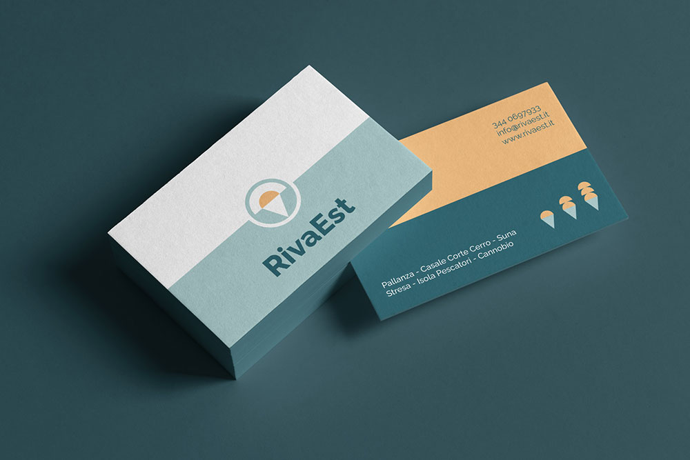 Biglietto da visita fronte e retro di Riva Est gelaterie su sfondo blu scuro