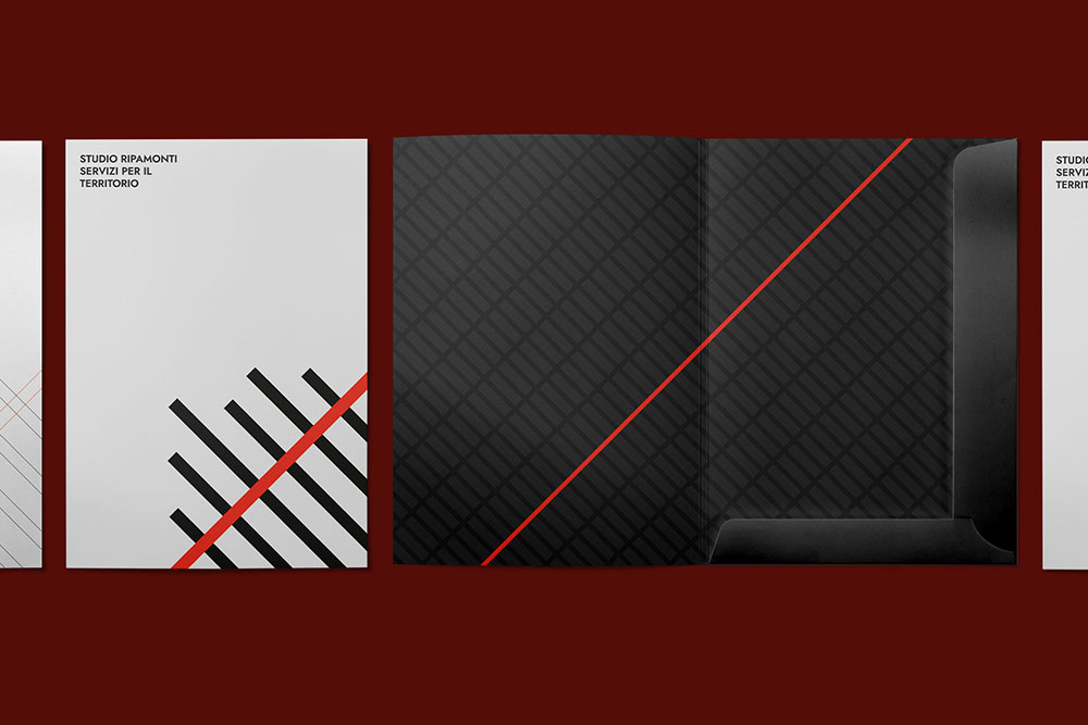 cartellette con logo e brand identity di Studio ripamonti su bianche e nere su sfondo bordeaux
