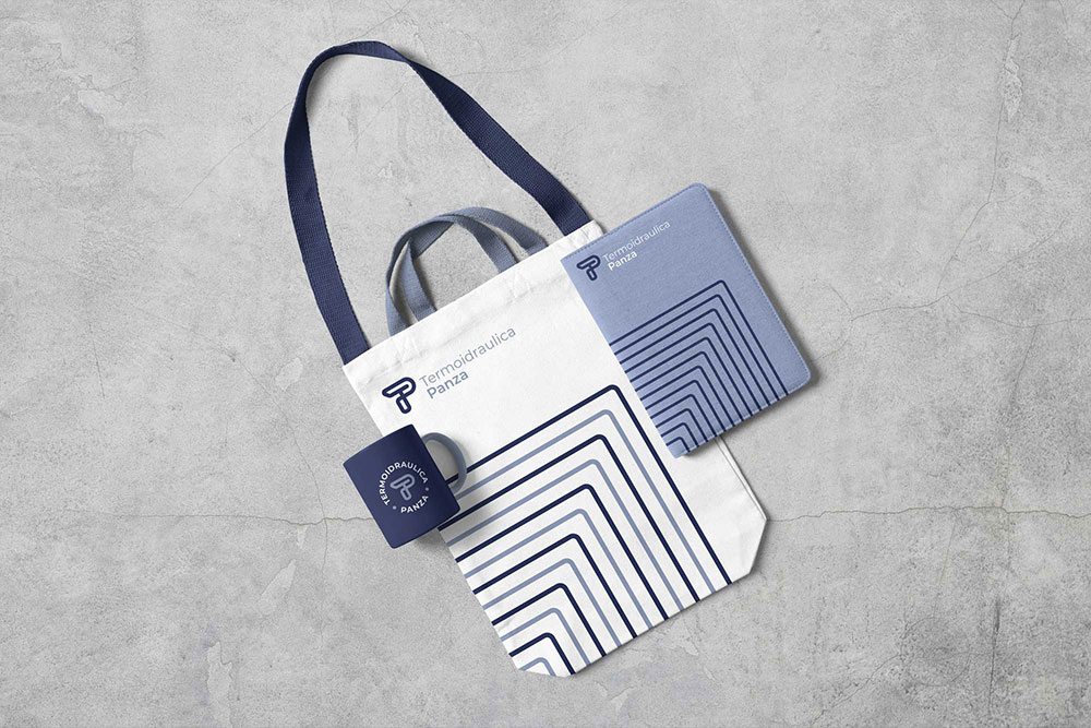 Tazza blu, shopper bianca e agenda lilla con logo e brand identity di Termoidraulica Panza
